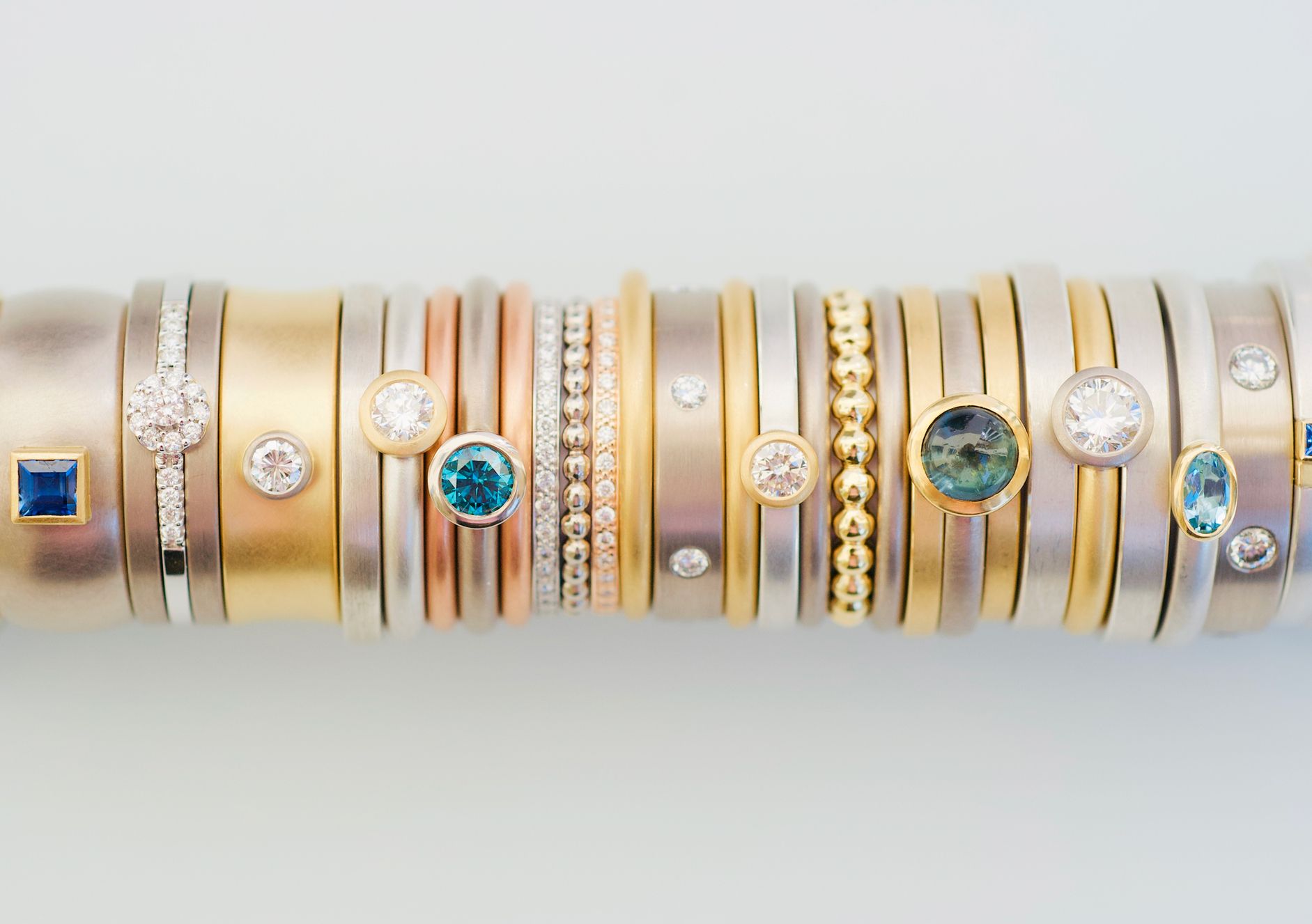 Unterschiedliche Ringe aus Gold und Silber in einer Reihe